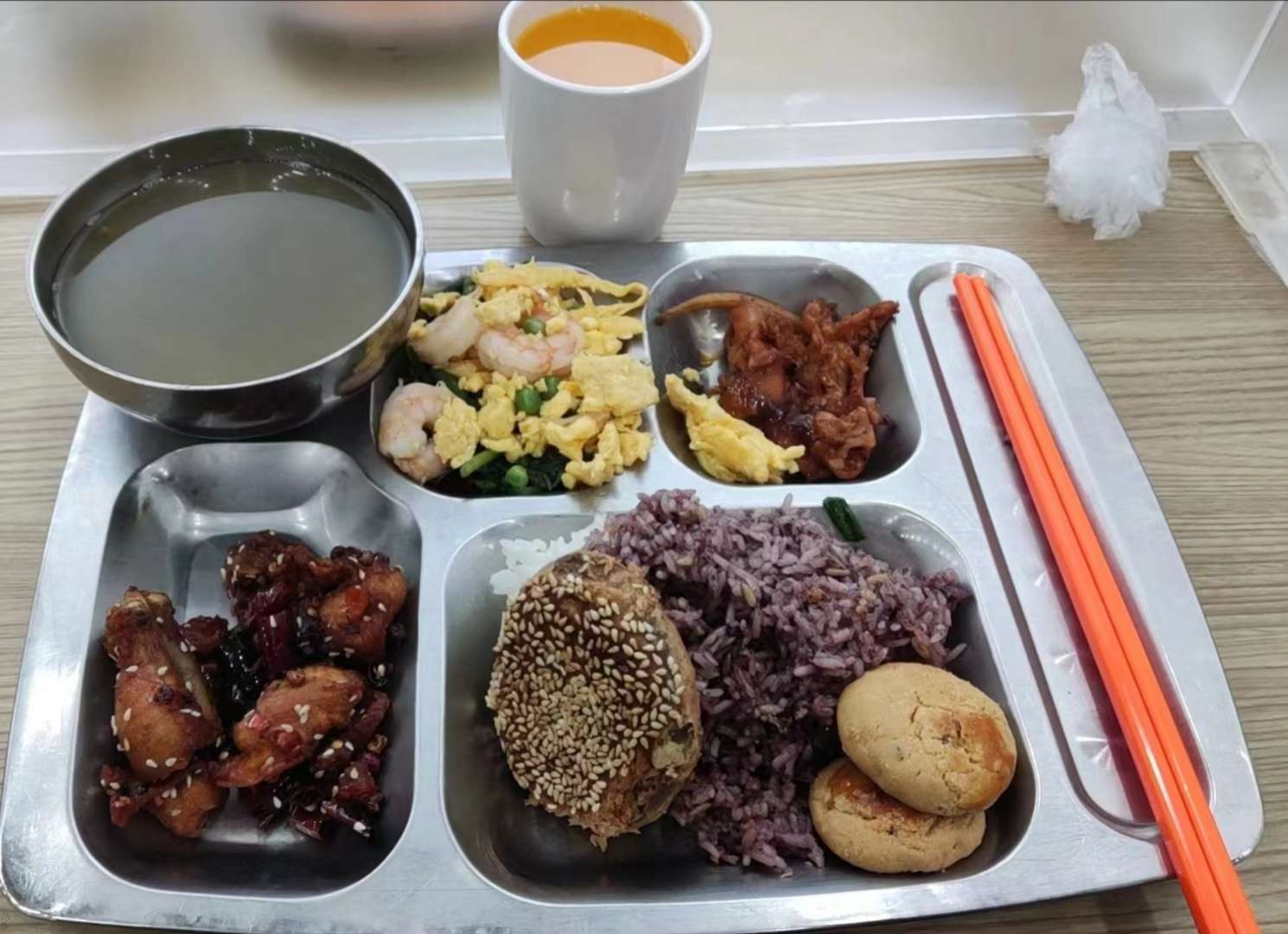 不是拉仇恨，看看这个单位食堂午饭自付2元的自助餐，一周天天不重样，可劲的造吧！-7.jpg