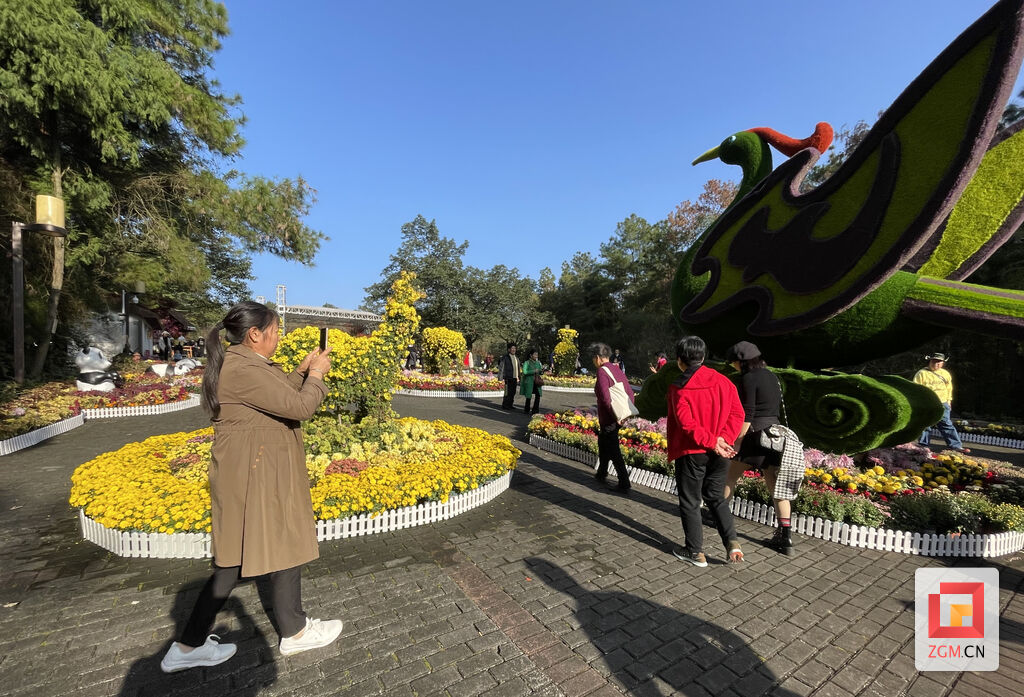 共赴为期30天的美丽之约！“2023菊花艺术节”在尖山风景区开幕-1.jpg