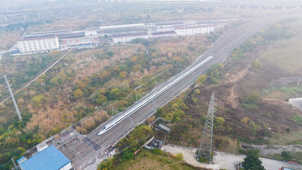 可融霜除雪，川青铁路“上新”高寒动车组-3.jpg