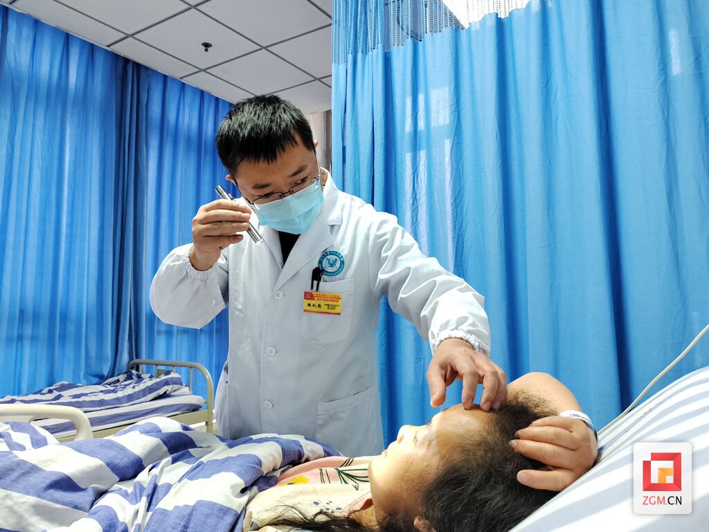 潜心向学 让患者重获新“声”——记市一医院耳鼻咽喉头颈外科副主任段礼府-1.jpg