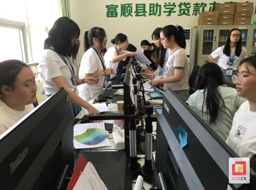 关爱家乡学子 富顺县今年为8400余名大学生办理助学贷款近9000万元-1.jpg