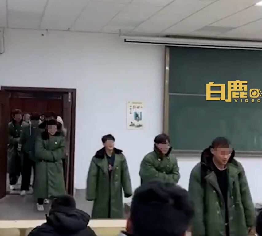 军大衣爆火，“00后”开始整顿羽绒服市场？-5.jpg