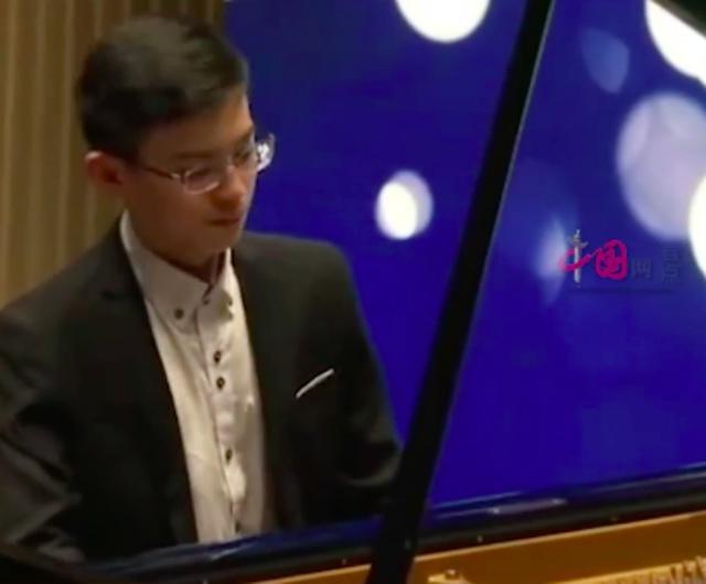 18岁自闭症少年发工资请全家吃饭，妈妈回应：医生曾说可能要一辈子养着他，但现在他...-4.jpg