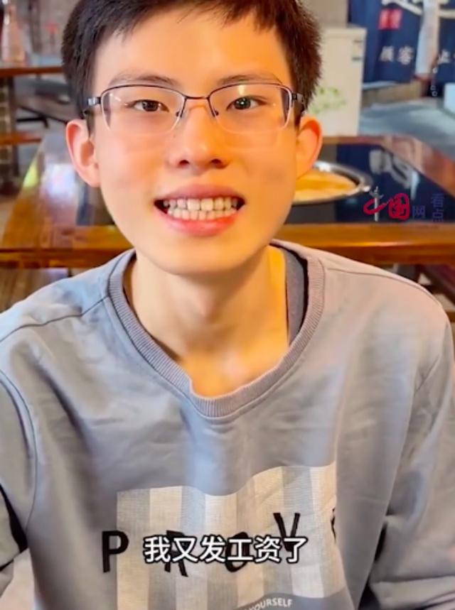 18岁自闭症少年发工资请全家吃饭，妈妈回应：医生曾说可能要一辈子养着他，但现在他...-2.jpg