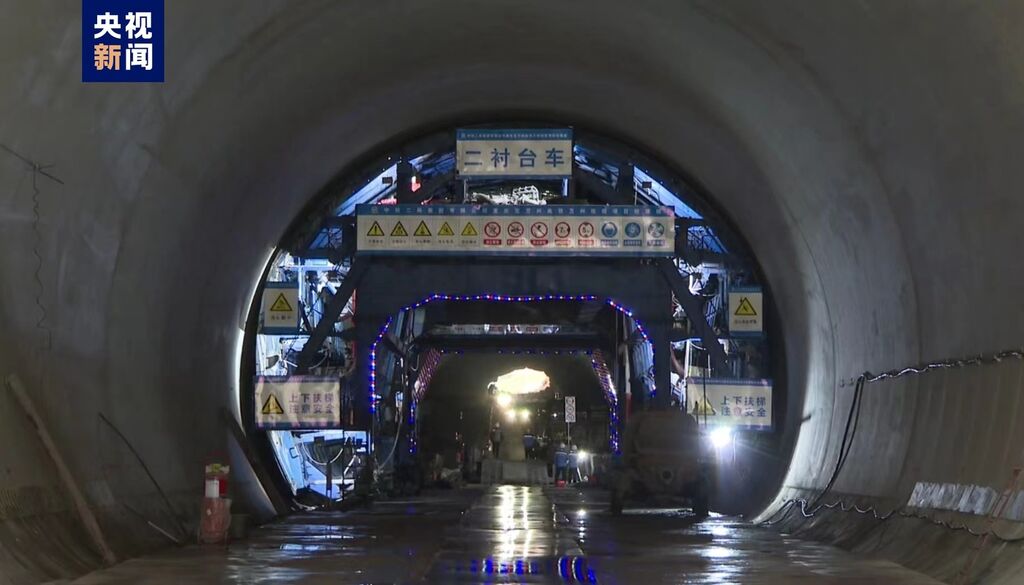 渝万高铁尖山梁隧道顺利贯通-2.jpg