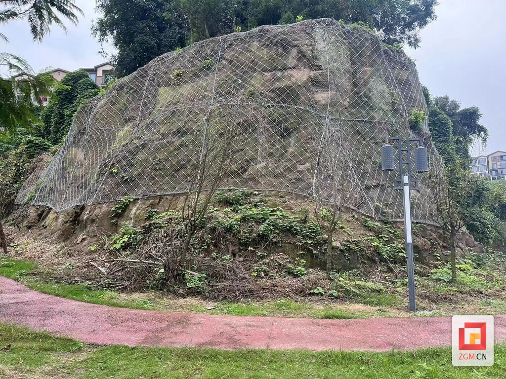 高峰街道：整治危岩 护航居民出行安全-1.jpg