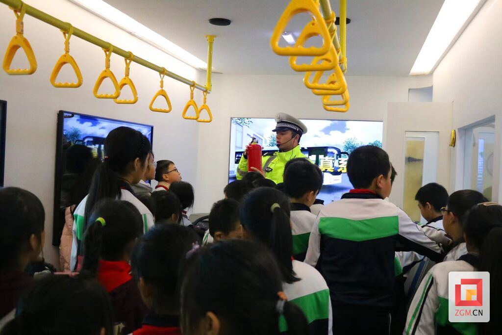 文明交通 你我同行——沿滩区交警大队开展交通安全宣传系列活动-2.jpg