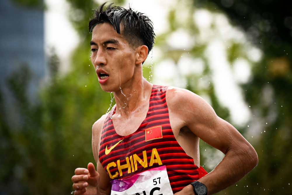 2小时07分09秒 杨绍辉打破中国马拉松纪录-1.jpg