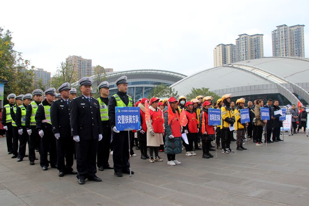 富顺公安交警开展122全国交通安全日主题活动-4.jpg