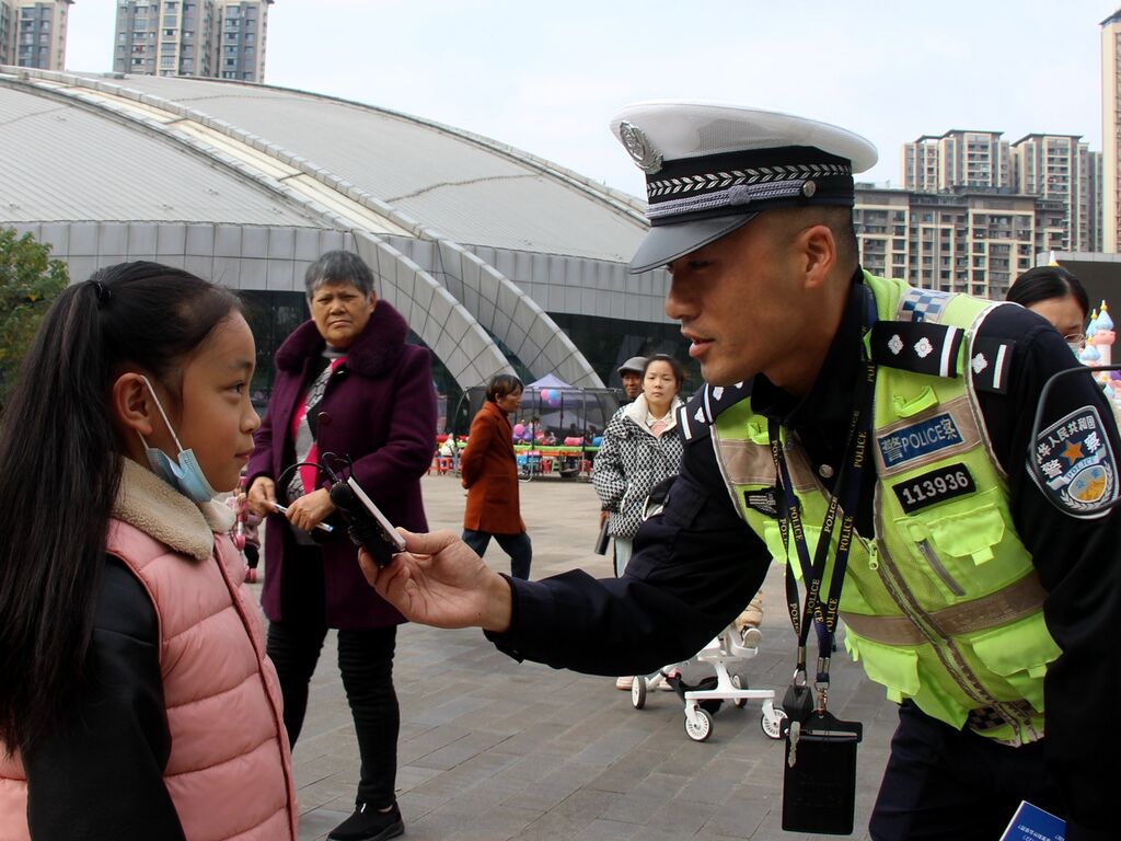 富顺公安交警开展122全国交通安全日主题活动-2.jpg