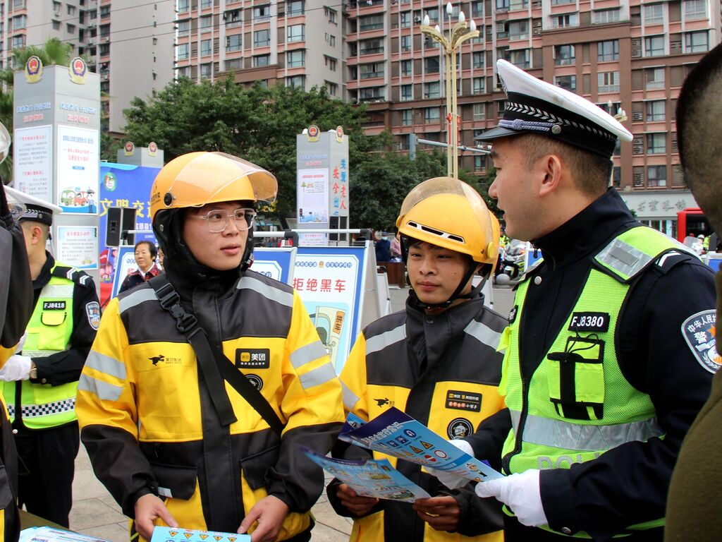 富顺公安交警开展122全国交通安全日主题活动-3.jpg