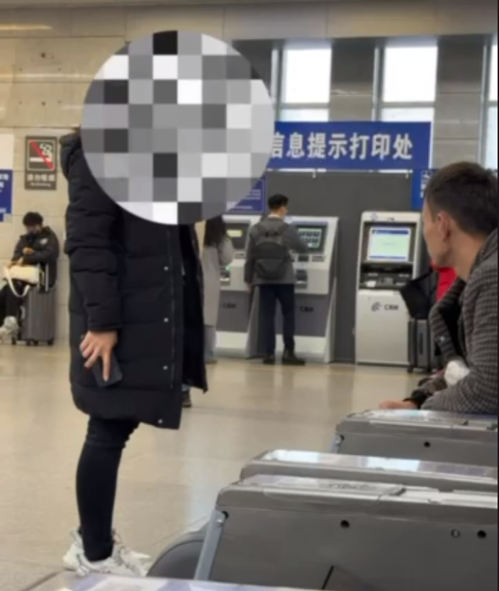 “扫不起就不要坐”？男子在南京站坐按摩椅疑被驱赶，12306回应-1.jpg