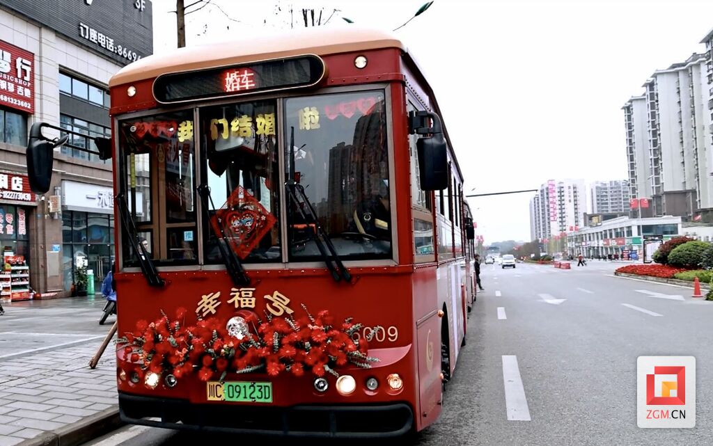 公交车变婚车！新人表示：喜庆又环保-3.jpg