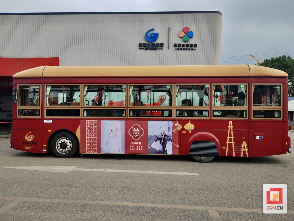 公交车变婚车！新人表示：喜庆又环保-2.jpg