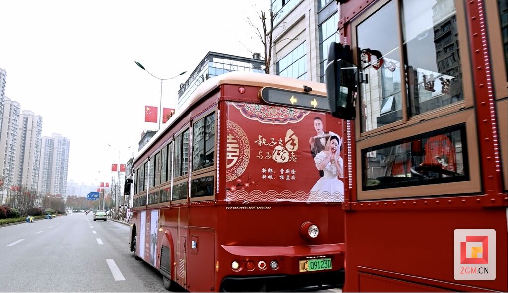 公交车变婚车！新人表示：喜庆又环保-1.jpg