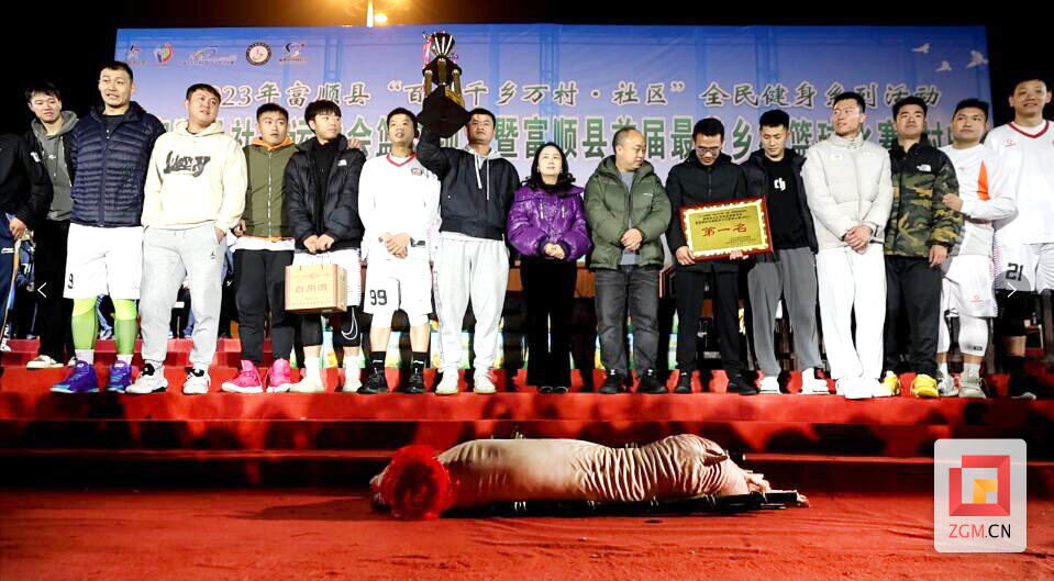 自贡首届“村BA”闭幕 冠军队获奖一头猪-3.jpg