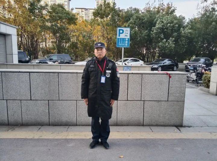 地上一只童鞋？孩子挂在16楼窗口！这一眼救了一条命-2.jpeg
