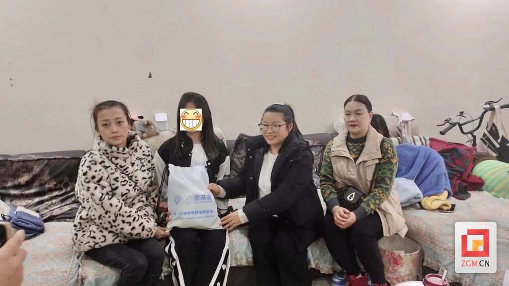 踢球吧，少年！200个足球包捐赠到自贡-2.jpg