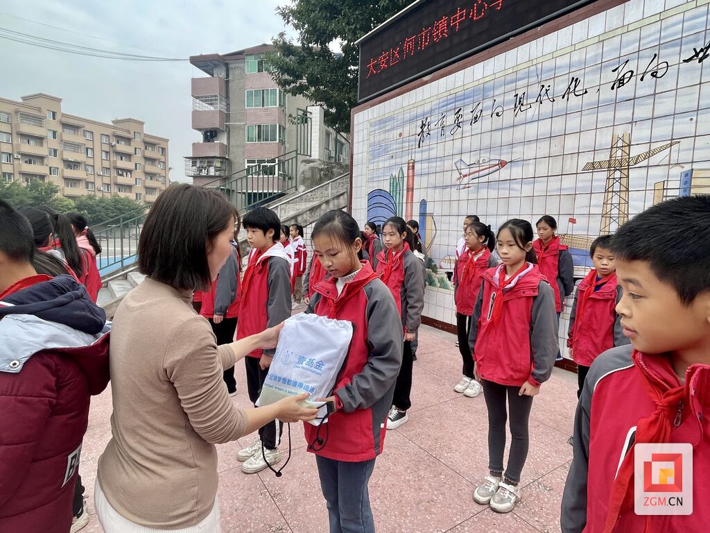 踢球吧，少年！200个足球包捐赠到自贡-5.jpg