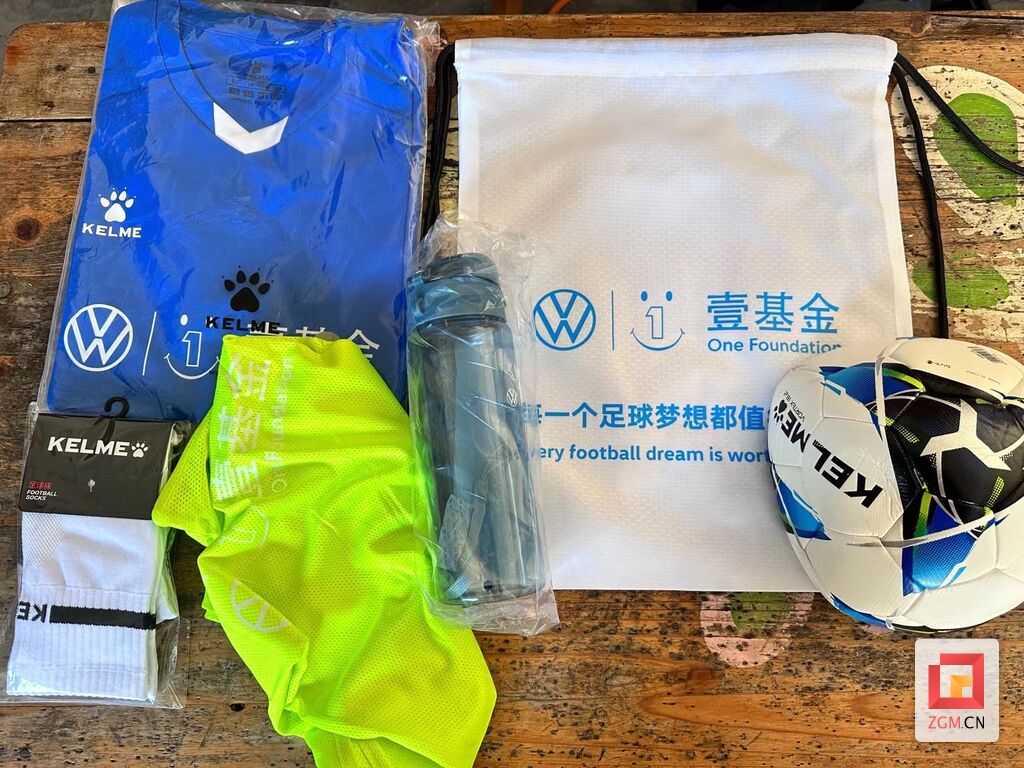 踢球吧，少年！200个足球包捐赠到自贡-3.jpg