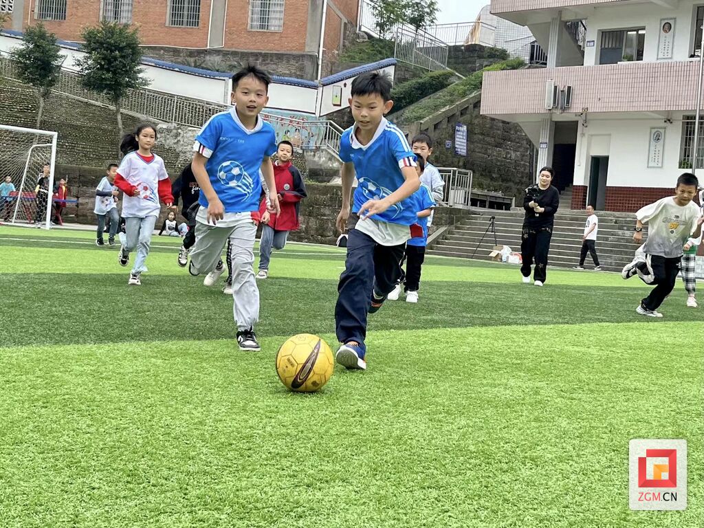 踢球吧，少年！200个足球包捐赠到自贡-4.jpg