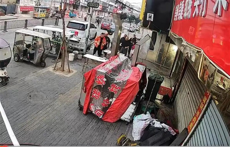 男子冒充城管大闹早点铺，官方通报：行拘10日罚款千元-2.jpg