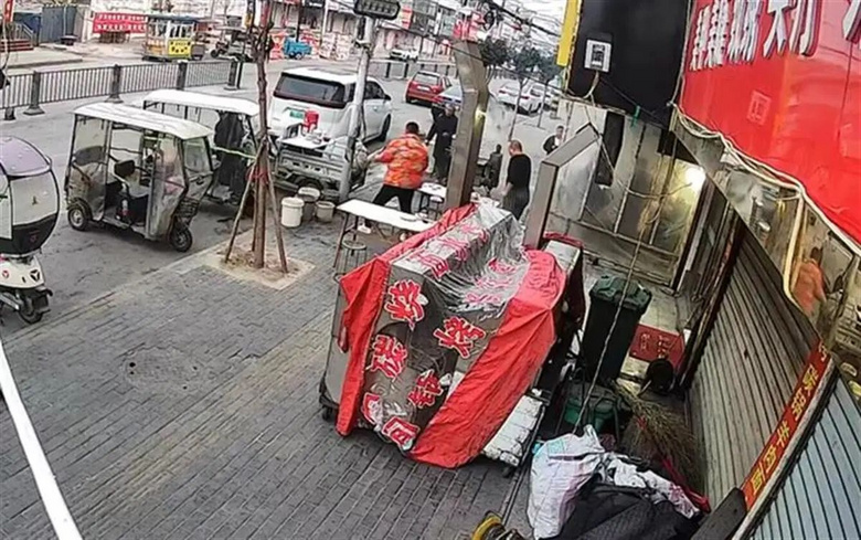 男子冒充城管大闹早点铺，官方通报：行拘10日罚款千元-3.jpg