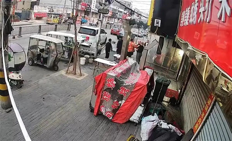 男子冒充城管大闹早点铺，官方通报：行拘10日罚款千元-4.jpg
