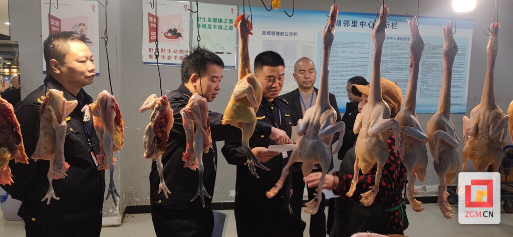 发现不合规光源 要求立刻更换整改 市市场监管部门开展“生鲜灯”禁用突击检查-2.jpg