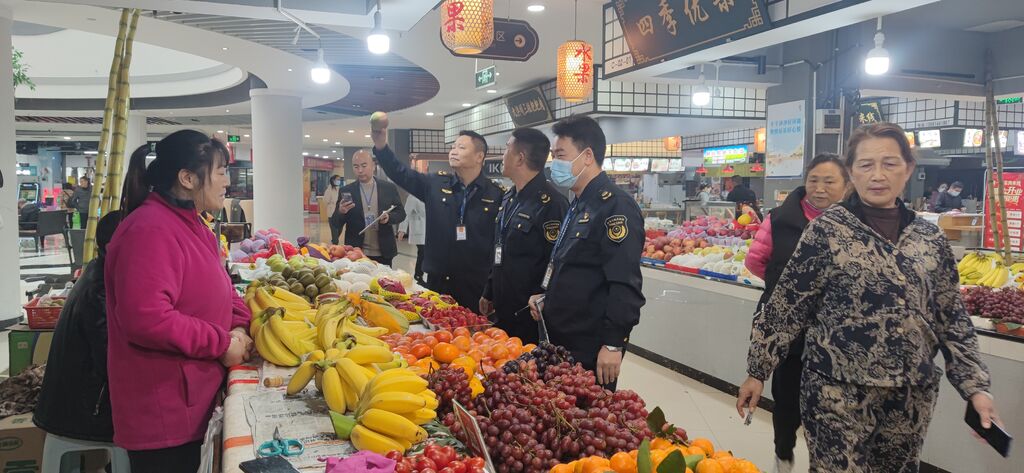 发现不合规光源 要求立刻更换整改 市市场监管部门开展“生鲜灯”禁用突击检查-1.jpg