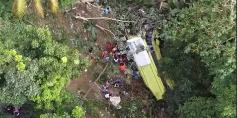菲律宾一辆巴士坠入悬崖 已致25人死亡-1.jpg