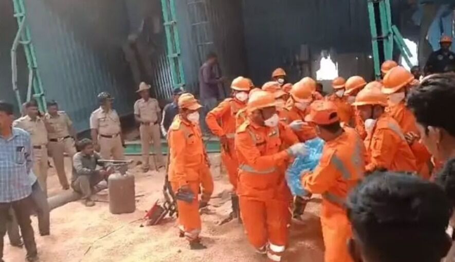 印度卡纳塔克邦一食品加工厂发生事故 致8人死亡-1.jpg