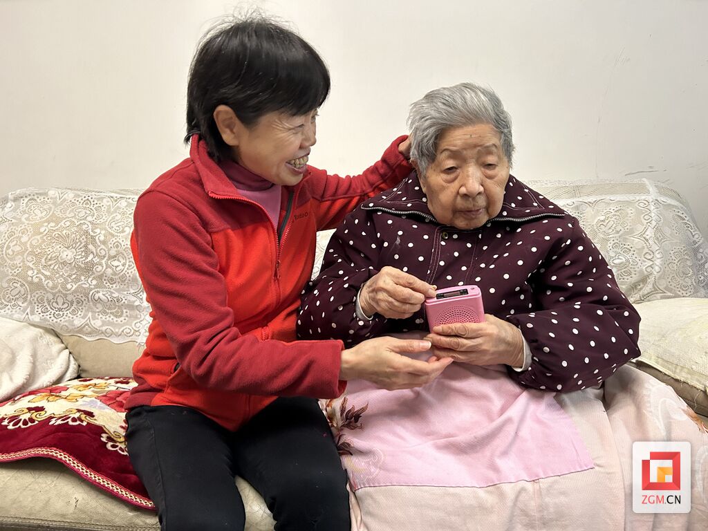 67岁的媳妇与100岁的婆婆 婆媳相伴41载情深似母女-1.jpg