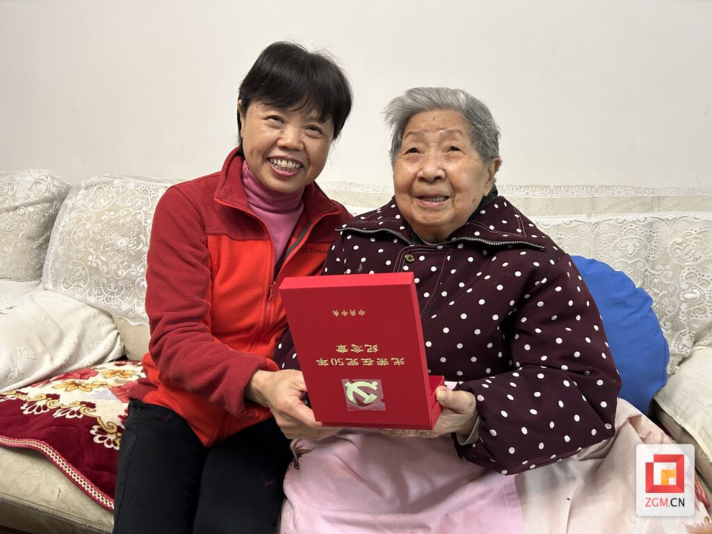 67岁的媳妇与100岁的婆婆 婆媳相伴41载情深似母女-3.jpg
