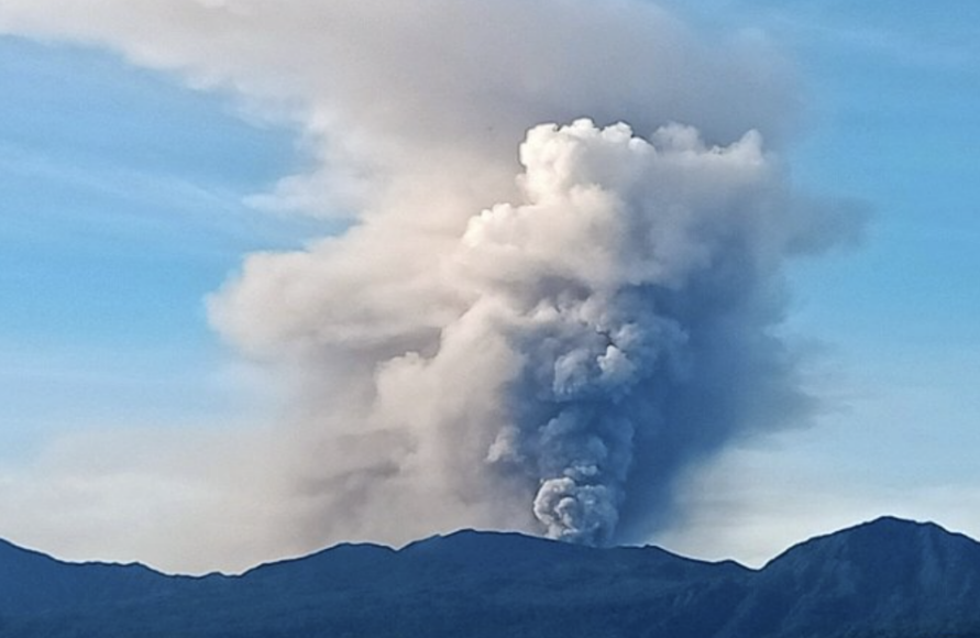 印尼杜科诺火山喷发 火山灰柱达1200米-1.png
