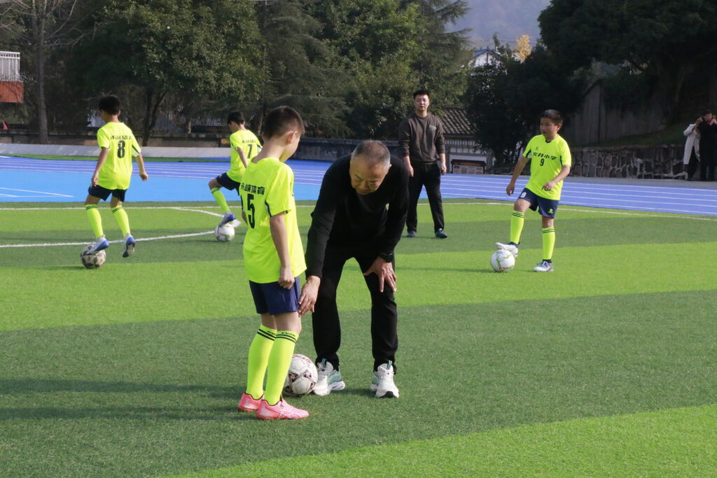 四川明星足球队“醉美邛崃公益行”完美收官-1.jpg