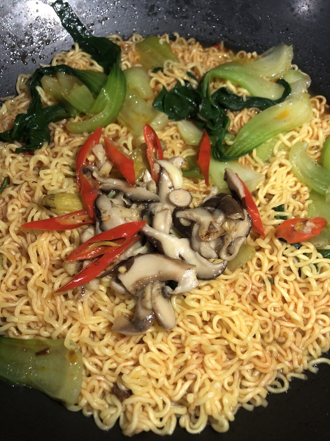 接着煮泡椒味方便面，顺滑爽口-1.jpg