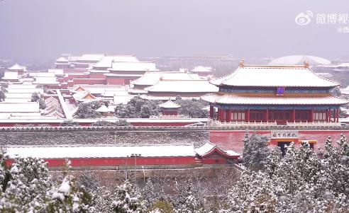 看雪中故宫感觉自己穿越了：红墙金瓦 白雪皑皑-1.jpg