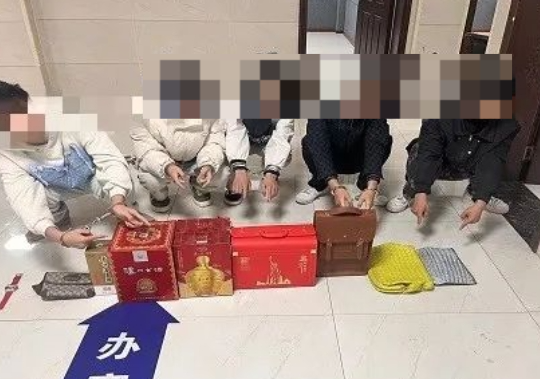 拉车门、砸车窗！自贡警方破获30余起车内物品盗窃案，抓获11人-1.png