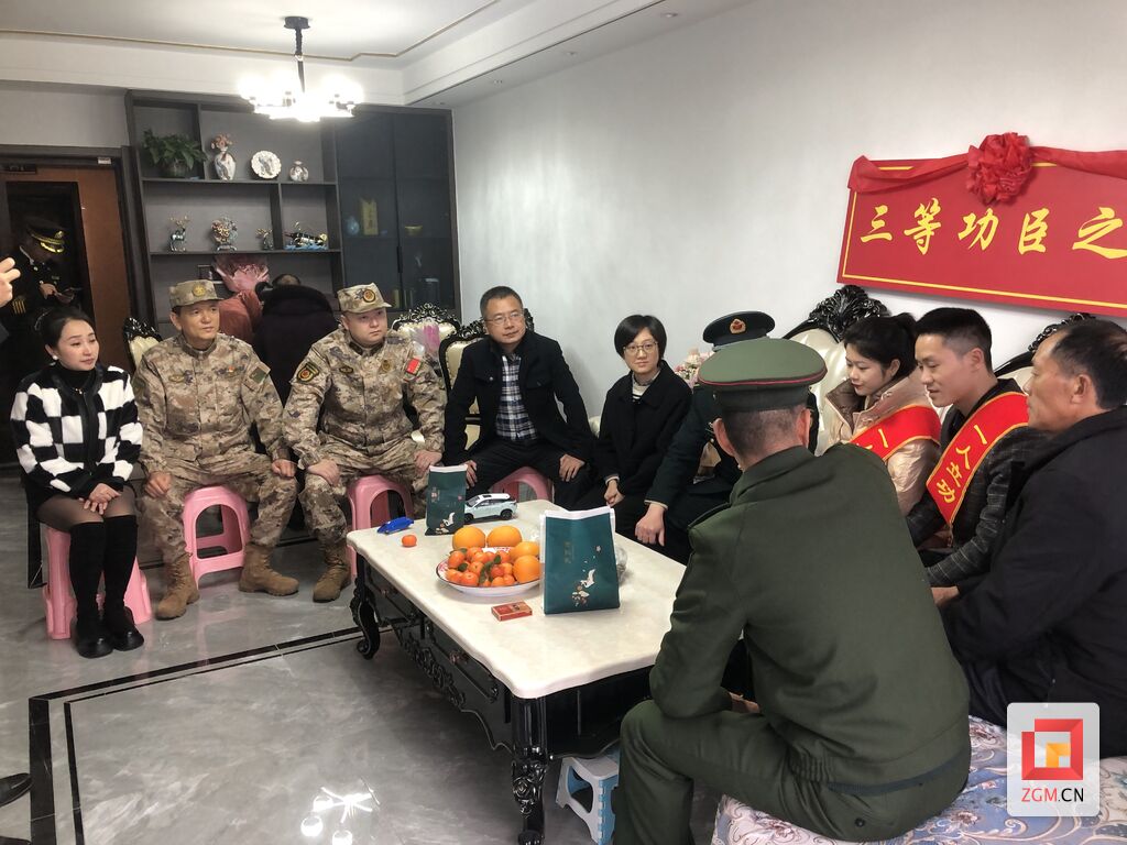高新区：军人荣获三等功 上门慰问暖军属-2.jpg