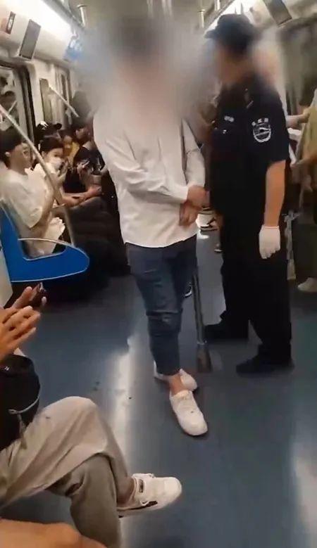 成都男子被指地铁偷拍案一审宣判，要求道歉赔偿诉求未获法院支持-3.jpg