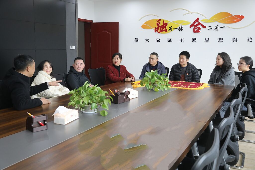 有一种力量叫自贡党员！车祸现场，他们的举动温暖人心！-2.jpg