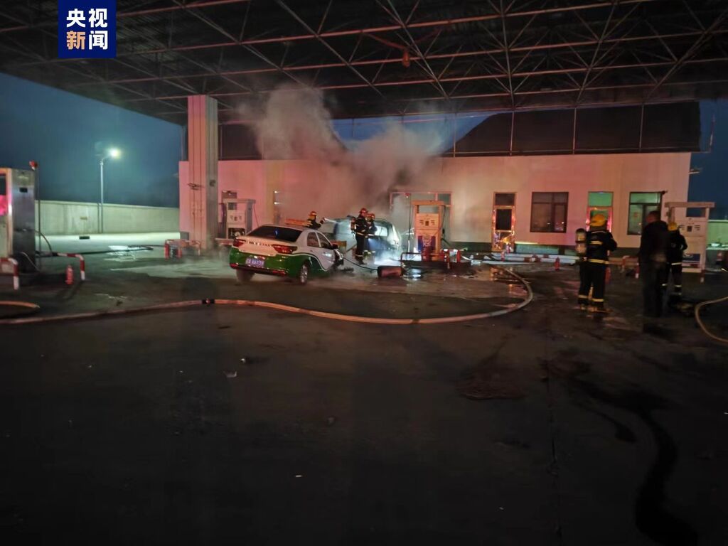 沈阳一车辆在加气过程中发生爆燃 致2人死亡6人受伤-1.jpg