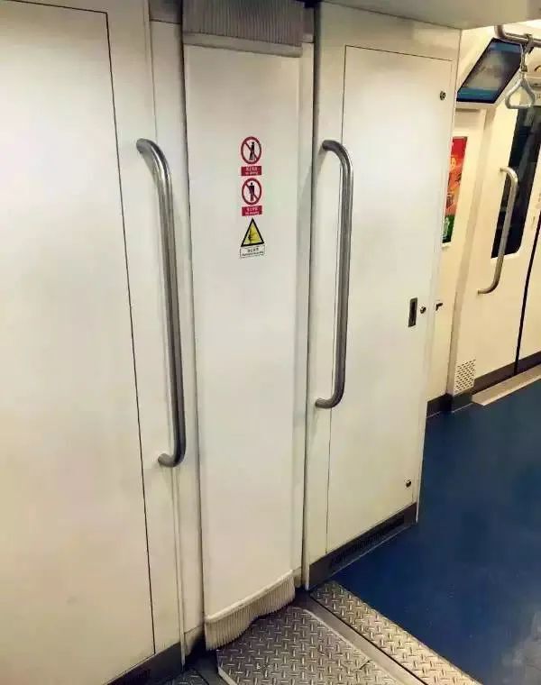 乘地铁为什么不建议站在车厢连接处？解答来了→-2.jpg
