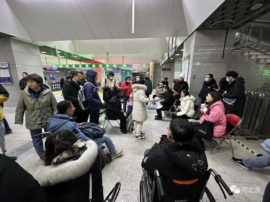 北京地铁昌平线事故30余人受伤！今日运营情况如何？直击雪夜救援情况-2.jpg