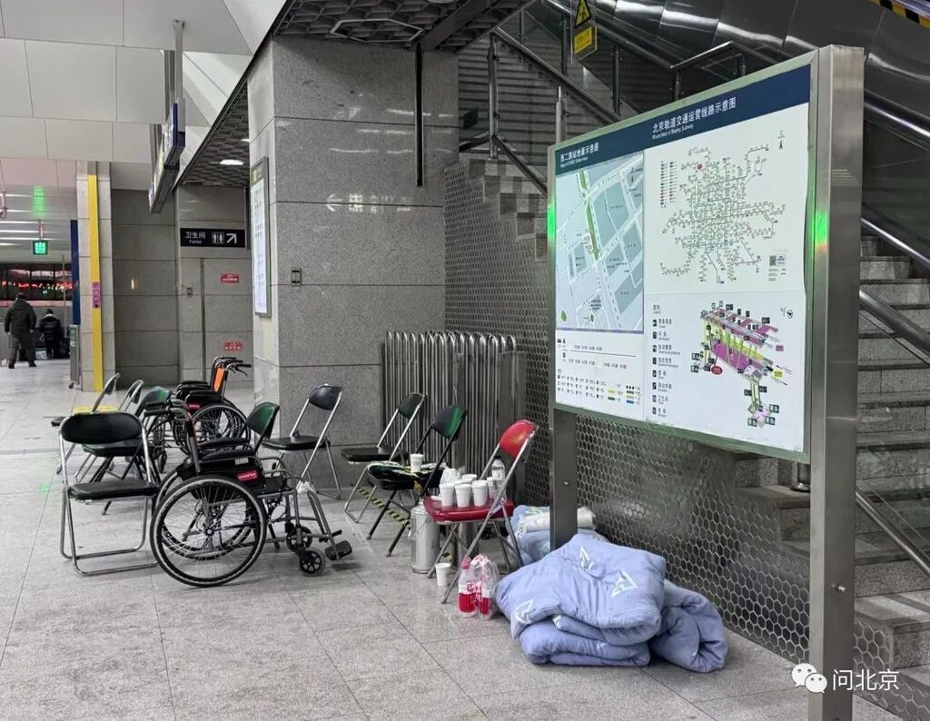 北京地铁昌平线事故30余人受伤！今日运营情况如何？直击雪夜救援情况-4.jpg