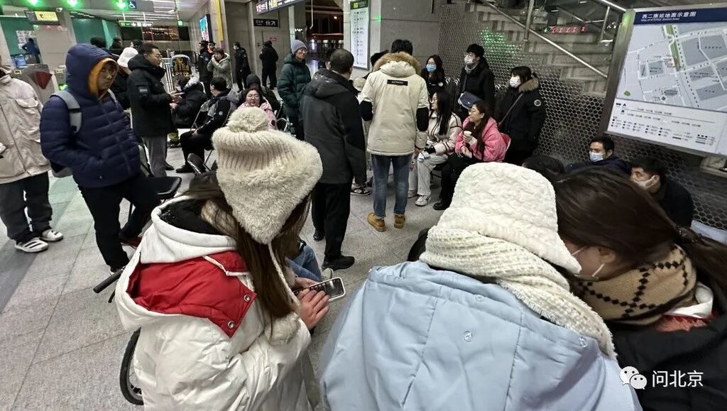 北京地铁昌平线事故30余人受伤！今日运营情况如何？直击雪夜救援情况-3.jpg