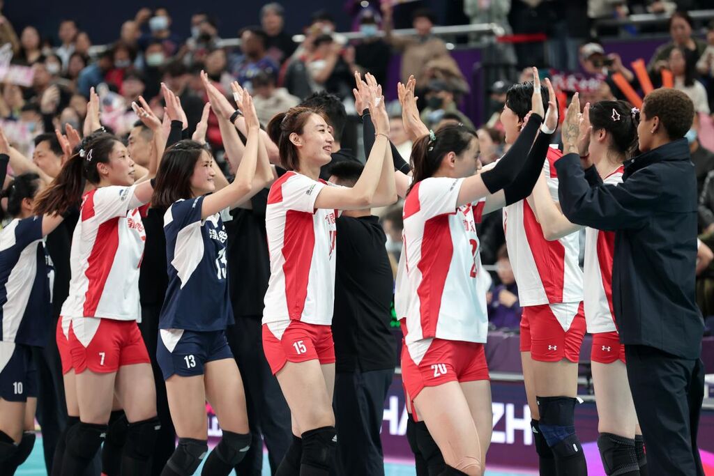 天津女排提前锁定世俱杯四强 王宝泉加练一传-1.jpg