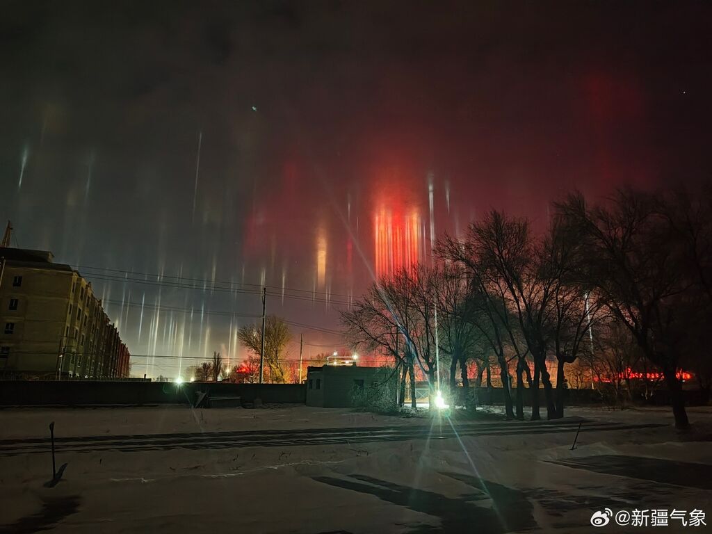 大自然的科幻片！新疆哈巴河县出现“寒夜灯柱”-3.jpg