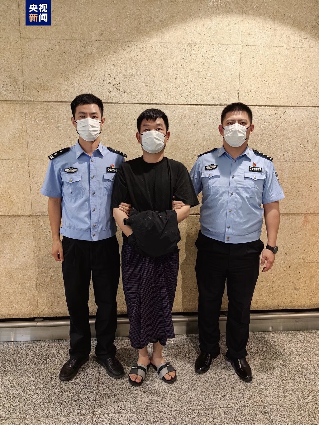 公安部：一名跨境裸聊敲诈犯罪集团重要头目从缅甸被押解回国-1.jpg